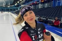 Mensen vragen zich af of 'vriendinnen' van topschaatster Joy Beune te zien zijn in kerstnummer