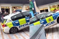 Politie in Leeds staat voor paal op een parkeerplaats