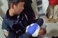 NYPD-agenten slaan 22 dagen oude baby weer tot leven