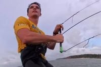 Olympisch kitesurfer Bruno Lobo moest even de held uithangen en redde een vrouw uit het water