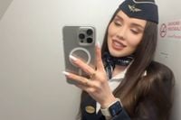 Stewardess Anastasia is eigenlijk vooral een OF-model dat doet alsof