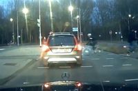 Automobilist kijkt niet en rijdt fietser aan