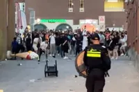 De massale vechtpartij tussen jongeren in Scheveningen kent ook een keerzijde: gebeten door politiehond