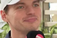 Max Verstappen vergelijkt pasgeboren dochter Lily met een kip in de verpakking van de supermarkt