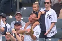 Vader flikt het: vangt honkbal terwijl dochter zijn ogen bedekt