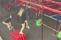 Jongedame loopt op ongure wijze een blauwe lip op in sportschool