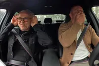 Gordon bij Andy in de auto – Deel 2: Cornald Maas dwars doormidden gezaagd