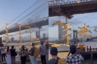 Opleidingsschip van de Mexicaanse marine botst tegen de Brooklyn Bridge