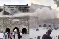 Dak van eeuwenoude Fengyang Drum Tower uit 1375 stort in
