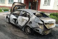 Taxi met gasfles ontploft midden in woonwijk Novosibirsk – bestuurder overleeft