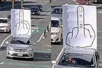 Boete voor man die rijdt met gigantische middelvinger op z’n dak door Nieuw-Zeelandse Wellington