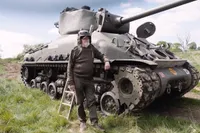 98-jarige veteraan Ken Turner rijdt Tesla plat met tank: “We hebben fascisme eerder verpletterd, doen we nu weer”