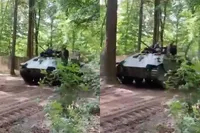 Boom krijgt kus van pantservoertuig tijdens Militracks