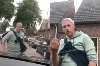 Een scene uit New Kids? Nope, gewoon een ruzie in de straten van Almelo