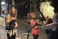 Hier voordat het viraal gaat: Nederlandse zangeres doet heerlijke karaoke in Bangkok
