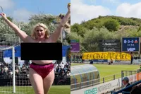 Internetsensatie 'IrisQueen' laat als streaker haar vriendinnen zien tijdens Quick Boys tegen Rijnsburgse Boys