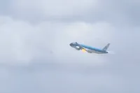 Schrikmoment vastgelegd: Vlammen uit motor KLM-vliegtuig, voorzorgslanding op Schiphol (video)
