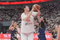 Chinese basketbalreuzin van 2 meter 26 maakt indruk bij debuut nationale ploeg