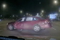 Illinois State Trooper heeft geluk dat hij het nog doet: ontwijkt twee crashes op een haar na