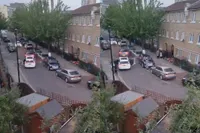 🔥 Bizar incident in Londen: man wordt twee keer aangereden door dezelfde auto – poging tot moord?