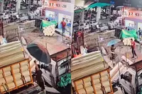 Kereltje in Azië heeft een vooruitziende blik met een paraplu