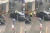Vrouw in Engeland vindt dat ze half op de stoep op invalidenparkeerplaats mag parkeren