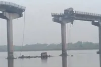 Brug stort in tijdens spits in India: vrachtwagens storten in rivier, één bungelt nog net op het randje