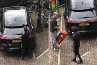 Typisch Amsterdam: gast staat elektrische Audi te wiepen, eigenaar doet niets
