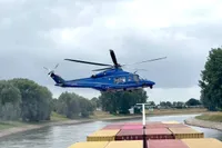 Binnenvaartschip krijgt de vraag of ze mee willen helpen aan een oefening van een politiehelikopter