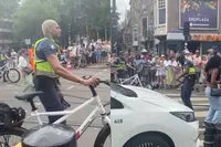 BOA van het Biketeam pakt even z’n momentje tijdens het Zomercarnaval in Rotterdam