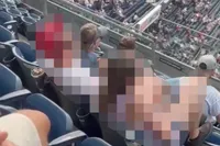 Graag niet storen! Vrouw heeft het druk tijdens honkbal wedstrijd