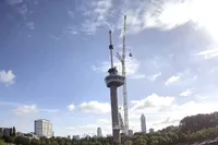 Mammoet-kraan verwijdert Rabobank-logo’s van Euromast in Rotterdam in minder dan vier uur