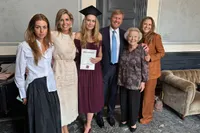 "Matcha Princess" Alexia steelt de show op foto viering einde bachelorperiode Prinses Amalia