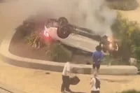Mercedes belandt op z’n kop in bloemperk na bizarre crash in Arnhem