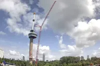 Deze kraan torent boven de Euromast uit en sloopt de Rabobank van de Rotterdamse skyline