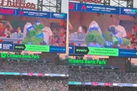 🎬 Phillies-mascotte parodieert viraal Coldplay Kiss Cam-schandaal