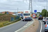 Ritsen voor vrachtwagen bij Wateringen is niet helemaal goed gegaan voor bestuurder autootje