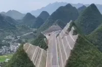 Snelweg aangelegd dwars door Huajiang Grand Canyon in Guizhou om hoogste brug ter wereld op te kunnen rijden