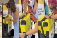 Great succes: Vastbesloten passagier ramt koffer in bagagemeter om €200 boete te ontwijken – en het lukt ook nog