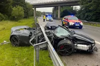 Wonderlijk maar waar: McLaren 720S om de vangrail vouwen en dat dan na kunnen vertellen