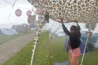 Het is aan de partytent hangen op de camping tijdens Solar Weekend met dit pokkenweer