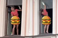 Ook als je aan de prestigieuze Mojka-oever in St-Petersburg woont, moet er soms een lapje over de ramen