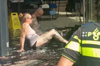 Twee klimaatskneuzen van Extinction Rebellion smeren kledingwinkel onder in Arnhem en mogen mee met de politie