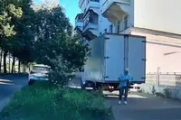 Oud vrouwtje ontsnapt op het nippertje aan de dood als ze onder vrachtwagen komt