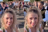 Serveerster Oktoberfest gaat viral met video dat het feest van dirndl's en bier weer geopend is