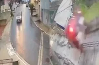 Man vliegt met auto van trap in São Paulo na niet nemen medicijnen