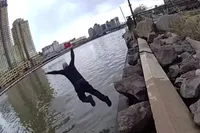 NYPD-cop springt ijskoude Harlem River in om tiener te redden