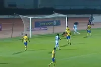 Hoe dan?! Marokkaanse spits Mehdi Balouk mist leeg doel snoeihard van een halve meter