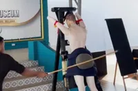 Singapore gaat old school: online oplichters krijgen voortaan stokslagen