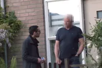 Amateur-misdaadverslaggever wil etterende burenruzie ophelderen, maar stuit op corrupte agent